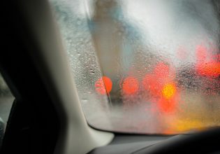 Υγρασία: Πώς θα ξεθολώσετε γρήγορα τα τζάμια του αυτοκινήτου σας