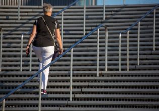 Καρδιοπάθεια: Ιδού πόσα σκαλιά πρέπει να ανεβαίνετε ημερησίως για να μειώσετε τον κίνδυνο
