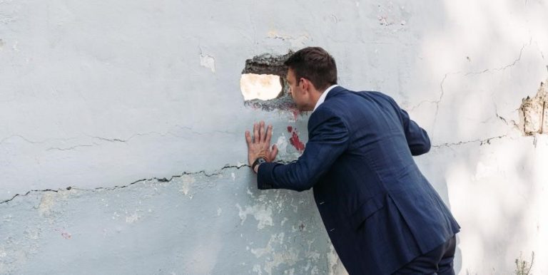 Αχιλλέας Μπέος – Στέφανος Κασσελάκης: Κάπου στη μέση η αλήθεια και οι υπερβολές