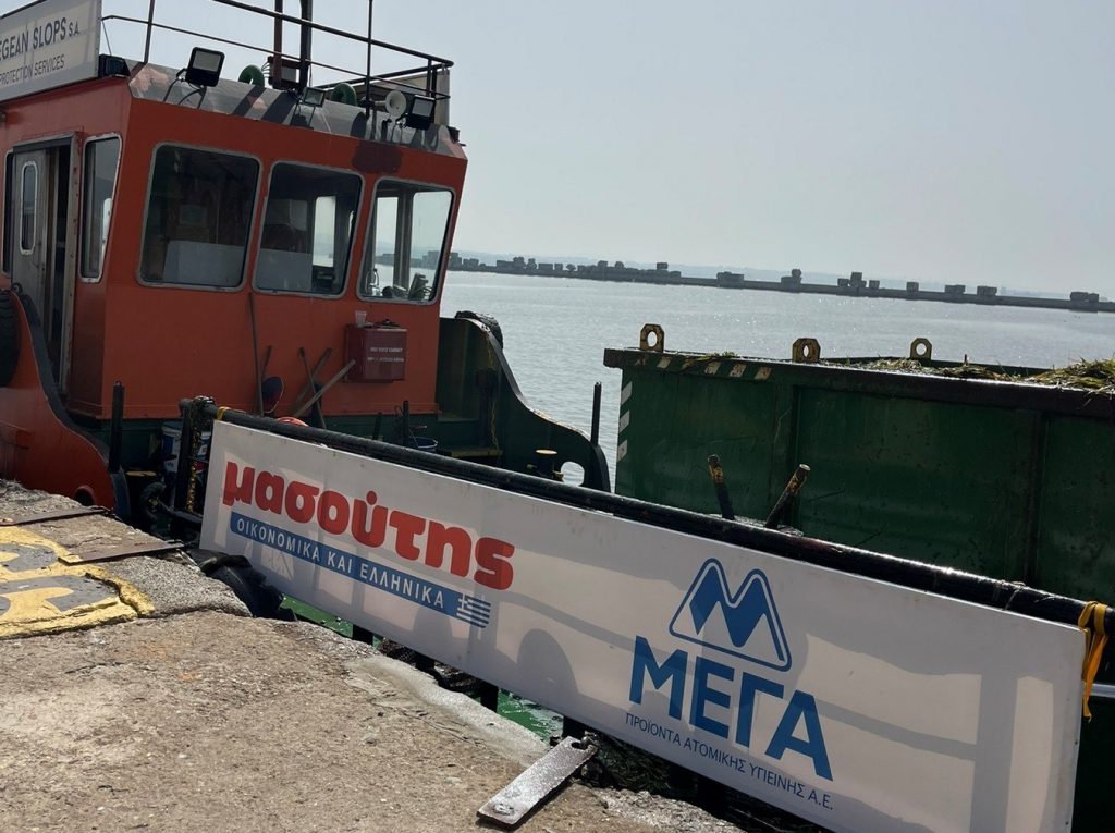 Θεσσαλονίκη: Συνεχίζεται ο καθαρισμός του Θερμαϊκού με ειδικό αντιρρυπαντικό σκάφος – Τι θα συλλέγει