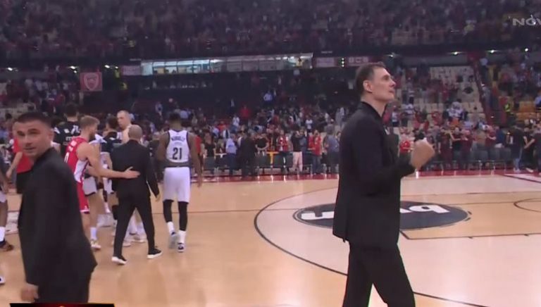 «Τρέλα» Μπαρτζώκα στο ΣΕΦ: Δεν έφευγε από το παρκέ και πανηγύριζε με σφιγμένες γροθιές (pics)