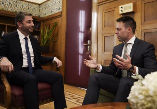 Συνάντηση Κασσελάκη – Ανδρουλάκη στη Βουλή: «Να λάμψει η αλήθεια στην υπόθεση των υποκλοπών»