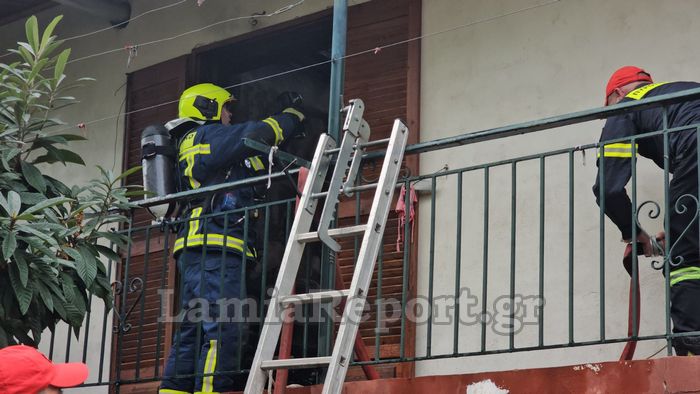 Φωτιά σε σπίτι στη Λαμία: Διασωληνώθηκε ο ιδιοκτήτης – Είχε εγκλωβιστεί μέσα