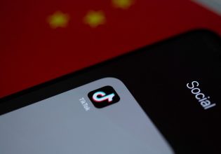 TikTok: Το «Deodorant challenge» είναι η νέα ανησυχητική τάση που στέλνει τα παιδιά στο νοσοκομείο