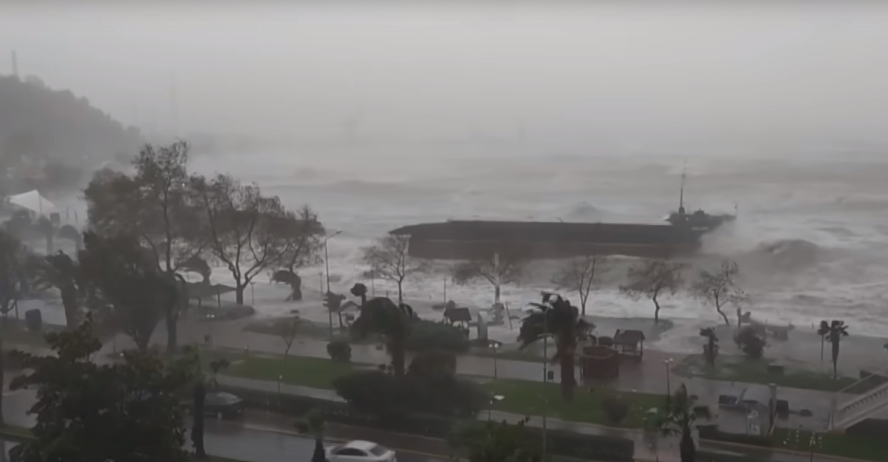 Τουρκία: Ισχυρή καταιγίδα κόβει στα δύο φορτηγό-πλοίο σε λιμάνι