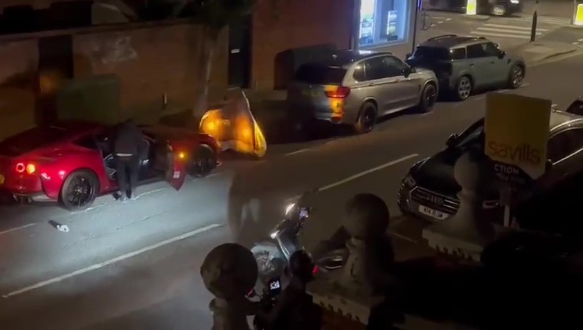 Βρετανία: Ferrari κλάπηκε μέσα σε δευτερόλεπτα – Βίντεο με τη δράση της συμμορίας στο Λονδίνο