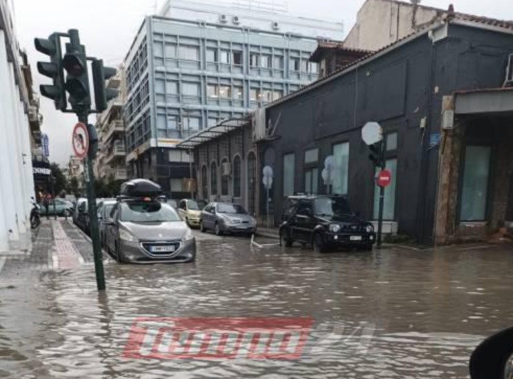 Πάτρα: Έντονα καιρικά φαινόμενα πλήττουν την πόλη – Η στάθμη του νερού έχει καλύψει τα αυτοκίνητα