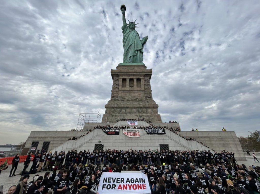 ΗΠΑ: Εβραίοι ακτιβιστές κατέλαβαν το Άγαλμα της Ελευθερίας διαμαρτυρόμενοι για τον πόλεμο στη Γάζα