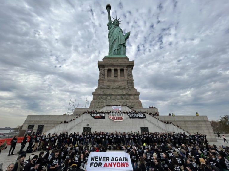 ΗΠΑ: Εβραίοι ακτιβιστές κατέλαβαν το Άγαλμα της Ελευθερίας διαμαρτυρόμενοι για τον πόλεμο στη Γάζα