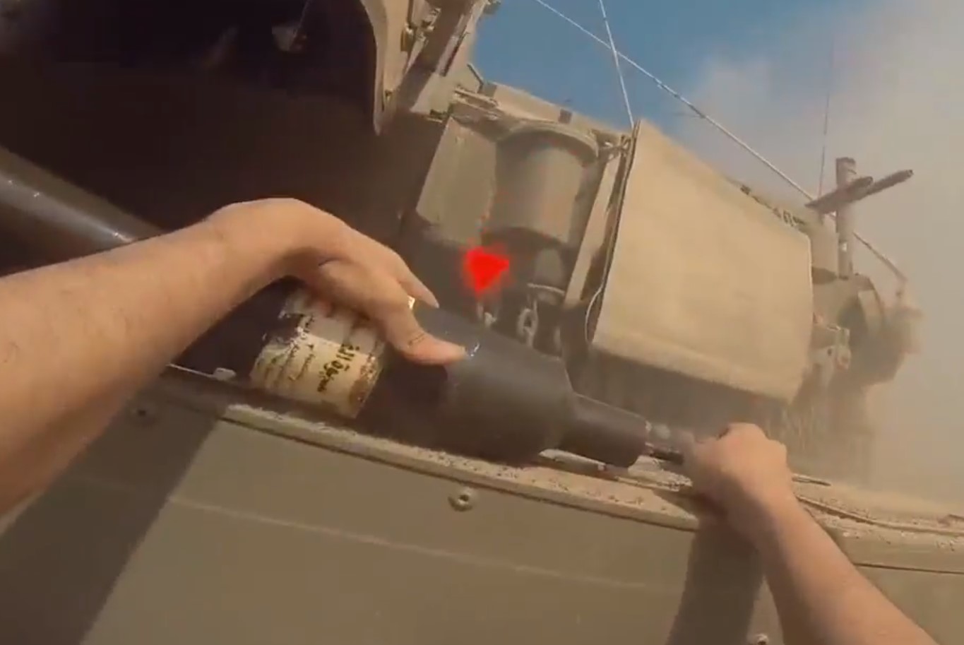 Βίντεο δείχνει μαχητή της Χαμάς να τοποθετεί με γυμνά χέρια νάρκη σε τανκ - «Απλά απίστευτο»