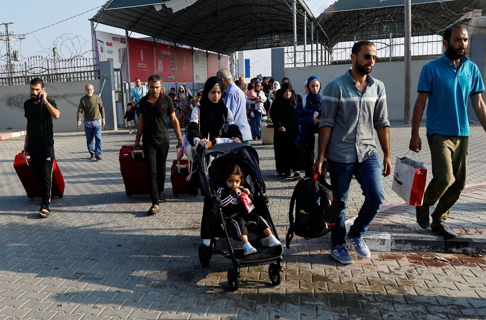 Παλαιστίνιοι και κάτοχοι ξένων διαβατηρίων έφθασαν στην Αίγυπτο μετά το άνοιγμα του περάσματος της Ράφα
