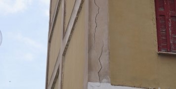 Αποκλειστικό in – Πιθανός κίνδυνος κατάρρευσης των εργατικών πολυκατοικιών στη Χίο;