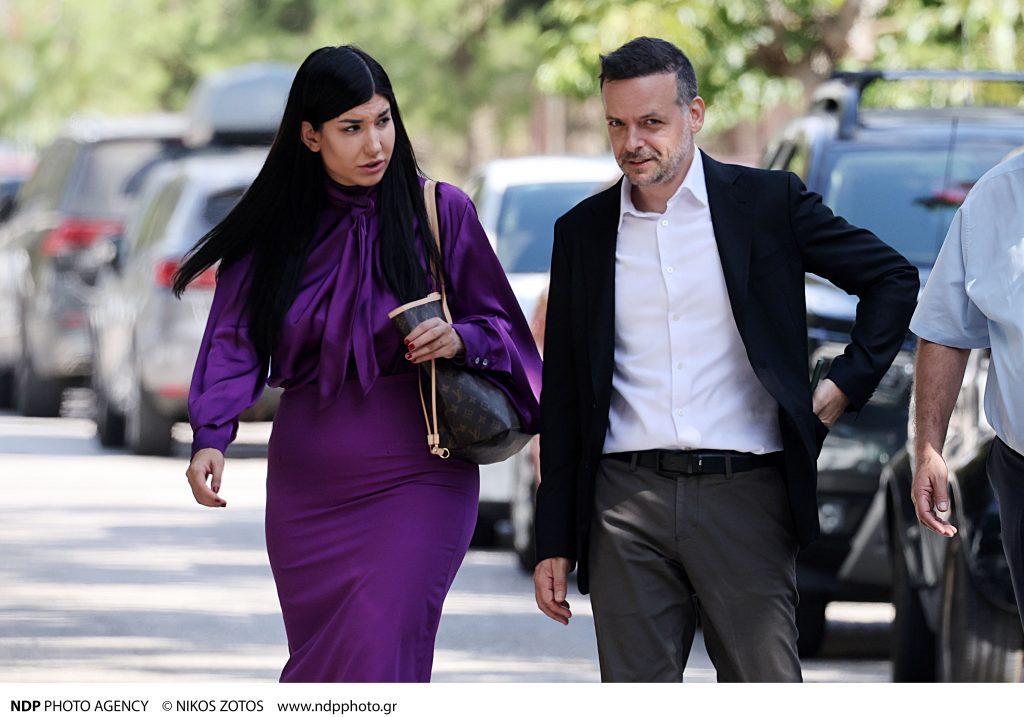 Τα σκαλιά της εκκλησίας ανεβαίνει ο Χάρης Δούκας;