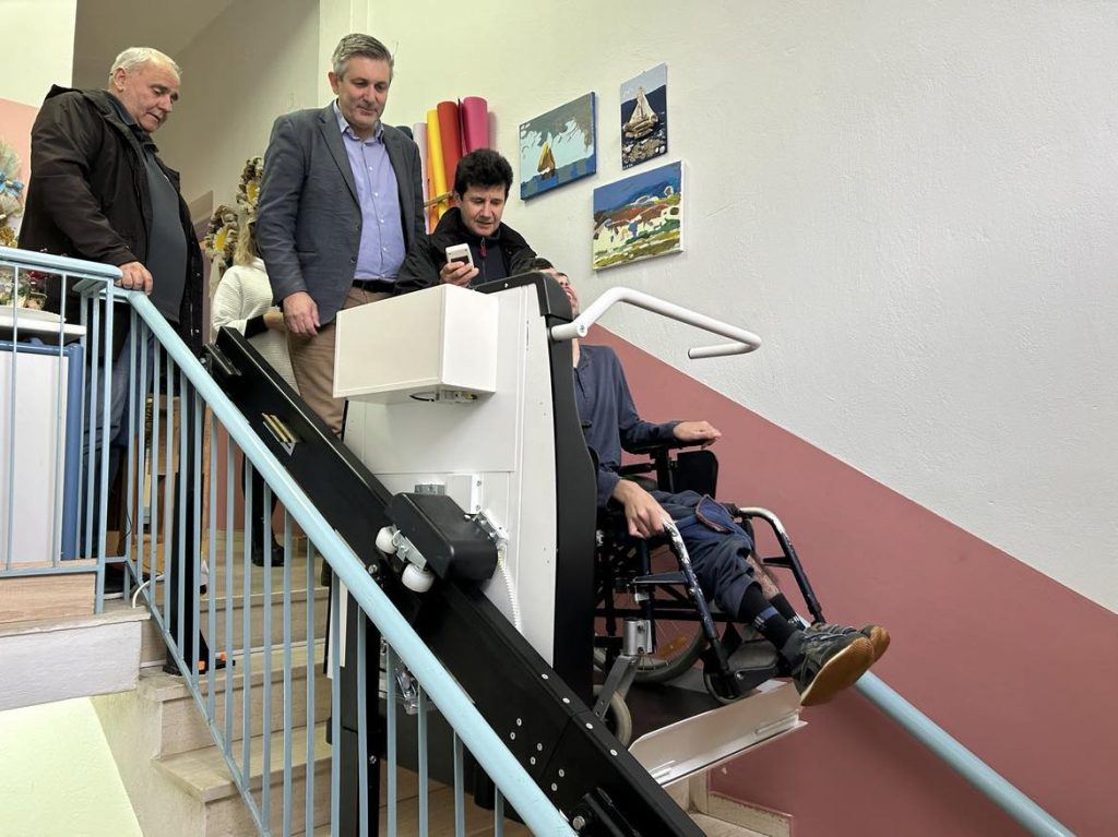 Με ειδικό ανελκυστήρα θα διευκολύνονται οι μαθητές με κινητικά προβλήματα σε σχολείο του Δήμου Αρταίων