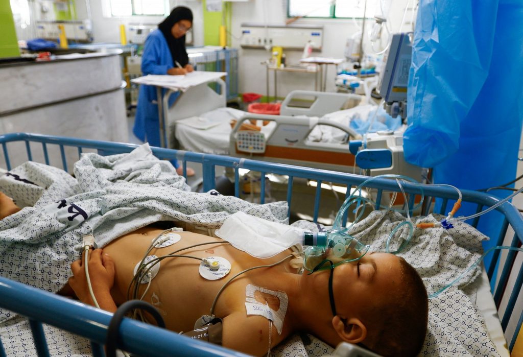Πόλεμος Γάζα: Οικογένειες με αυτοσχέδιες σκηνές αναζητούν καταφύγιο στα νοσοκομεία