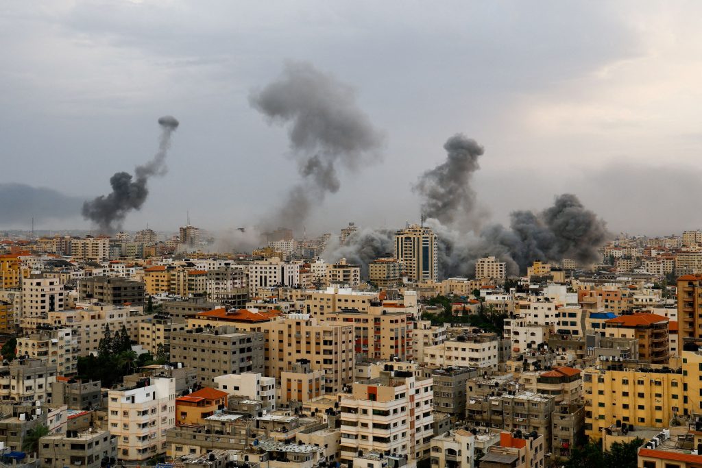 Βομβαρδίζουν τη Γάζα από ξηρά, θάλασσα και αέρα