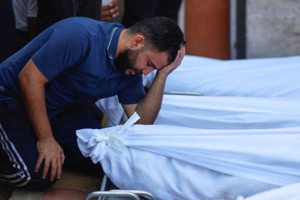Γιατρός στη Γάζα είδε τα παιδιά του νεκρά και λιποθύμησε – «Τι έκαναν για να τους αξίζει κάτι τέτοιο;»