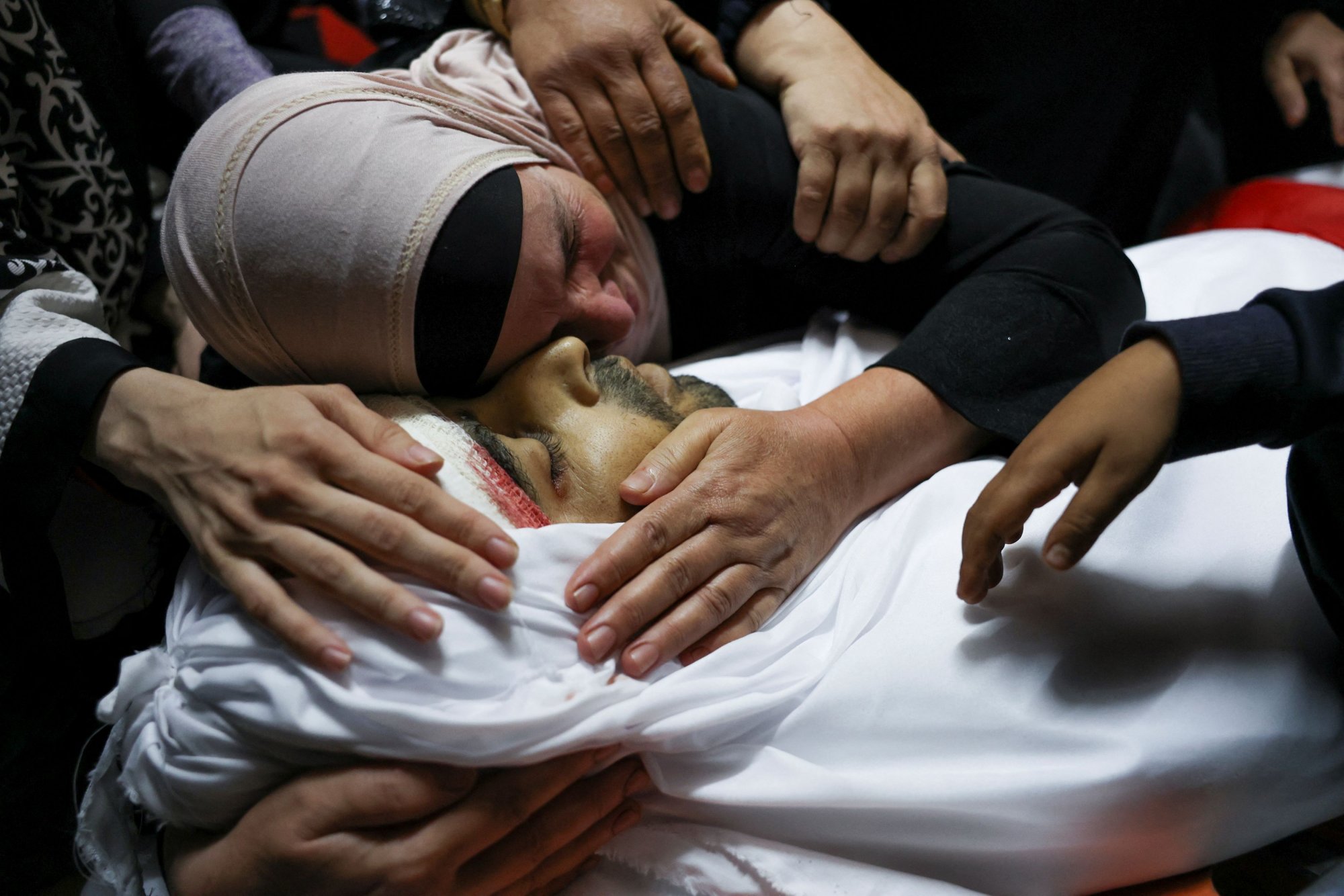 Πόλεμος στη Γάζα: Θρήνος, κλαυθμός και οδυρμός για τους Παλαιστίνιους στη Δυτική Όχθη