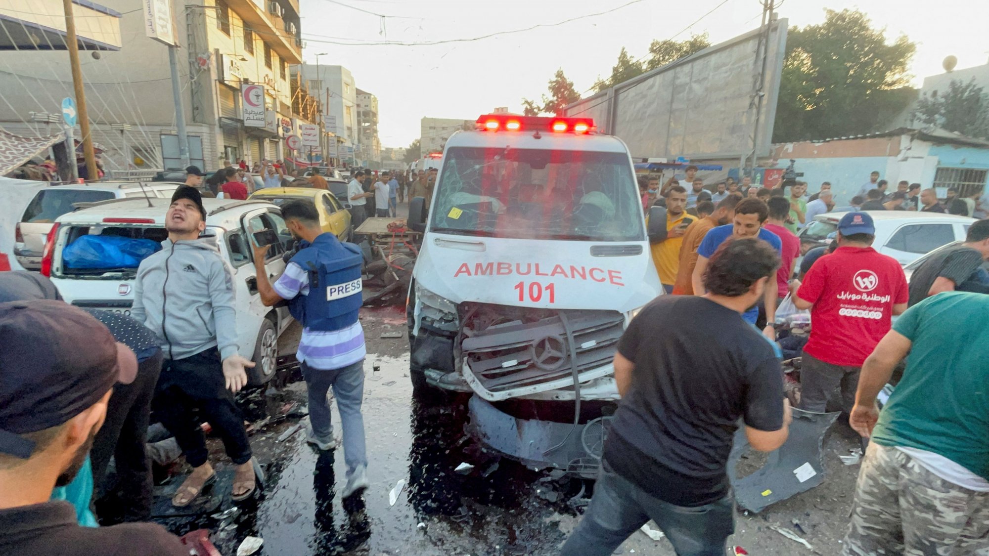 Το χρονικό της ισραηλινής επίθεσης στην αυτοκινητοπομπή ασθενοφόρων στη Γάζα