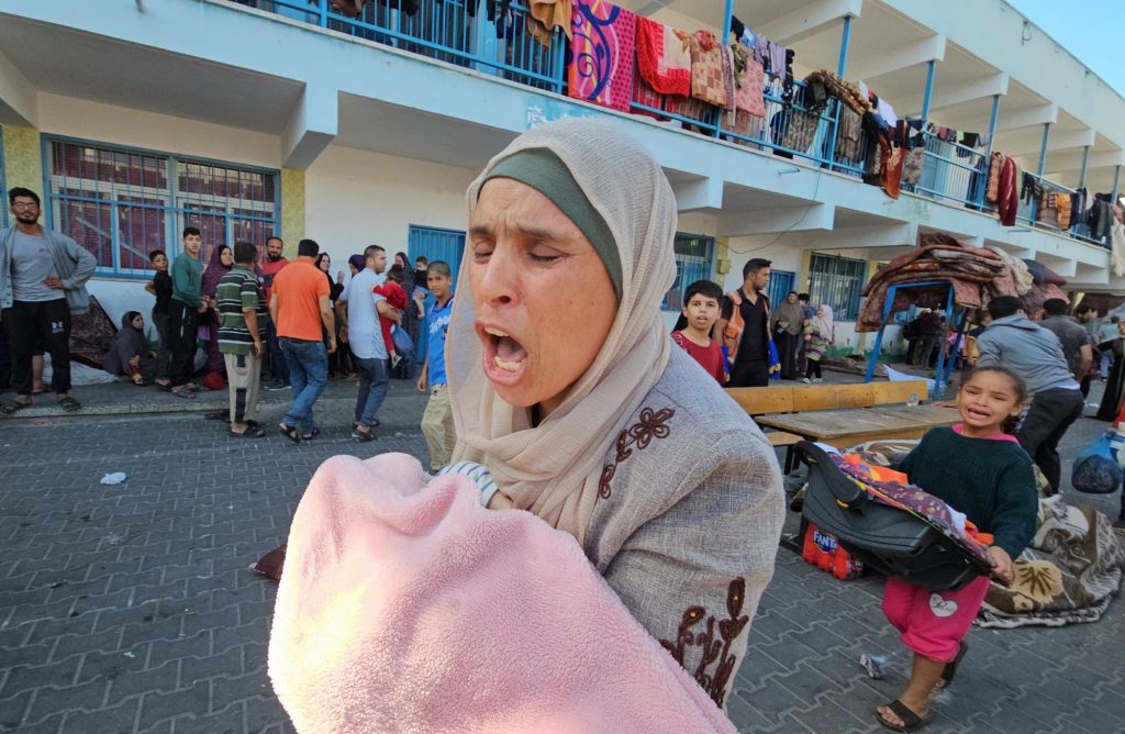 Λωρίδα της Γάζας: «Τρώμε ένα γεύμα τη μέρα, πίνουμε βρώμικο νερό» – Συγκλονίζει μητέρα επτά παιδιών