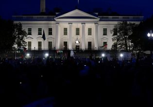 Λευκός Οίκος: Φιλοπαλαιστίνιοι διαδηλωτές έβαψαν κόκκινη την είσοδο με συνθήματα κατά Μπάιντεν και Ισραήλ