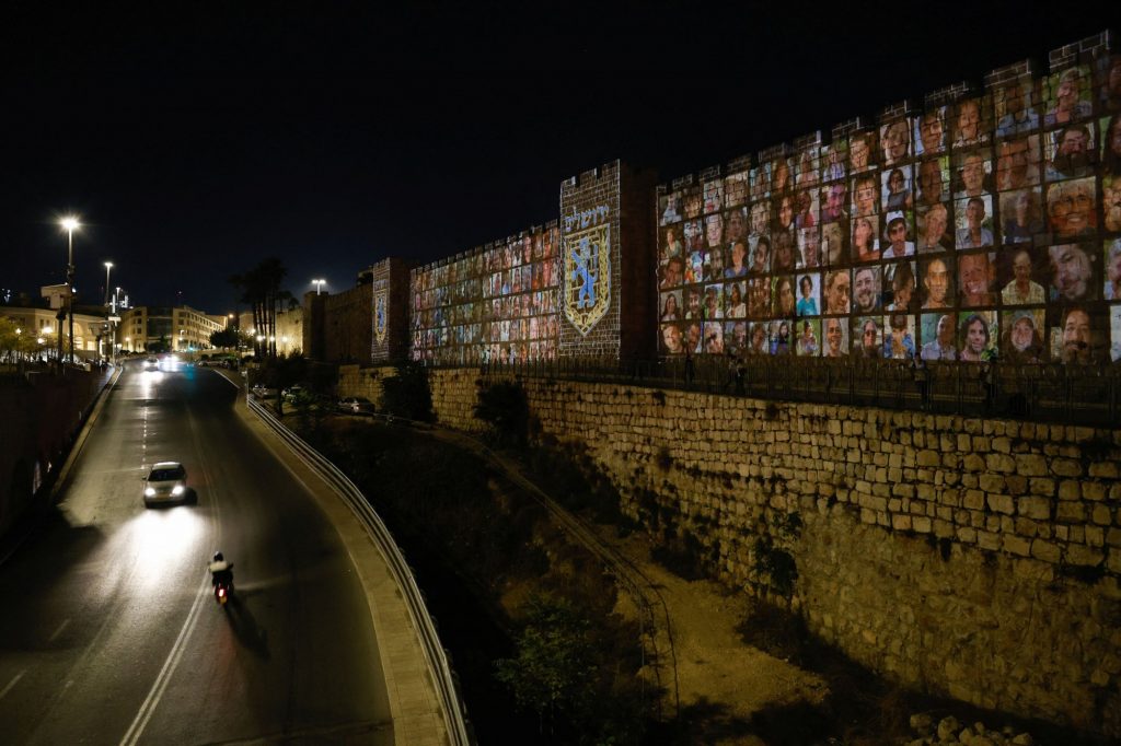 Ισραήλ: Τίμησαν τα θύματα της επίθεσης της Χαμάς – Άναψαν 1.400 κεράκια μπροστά από το Τείχος των Δακρύων