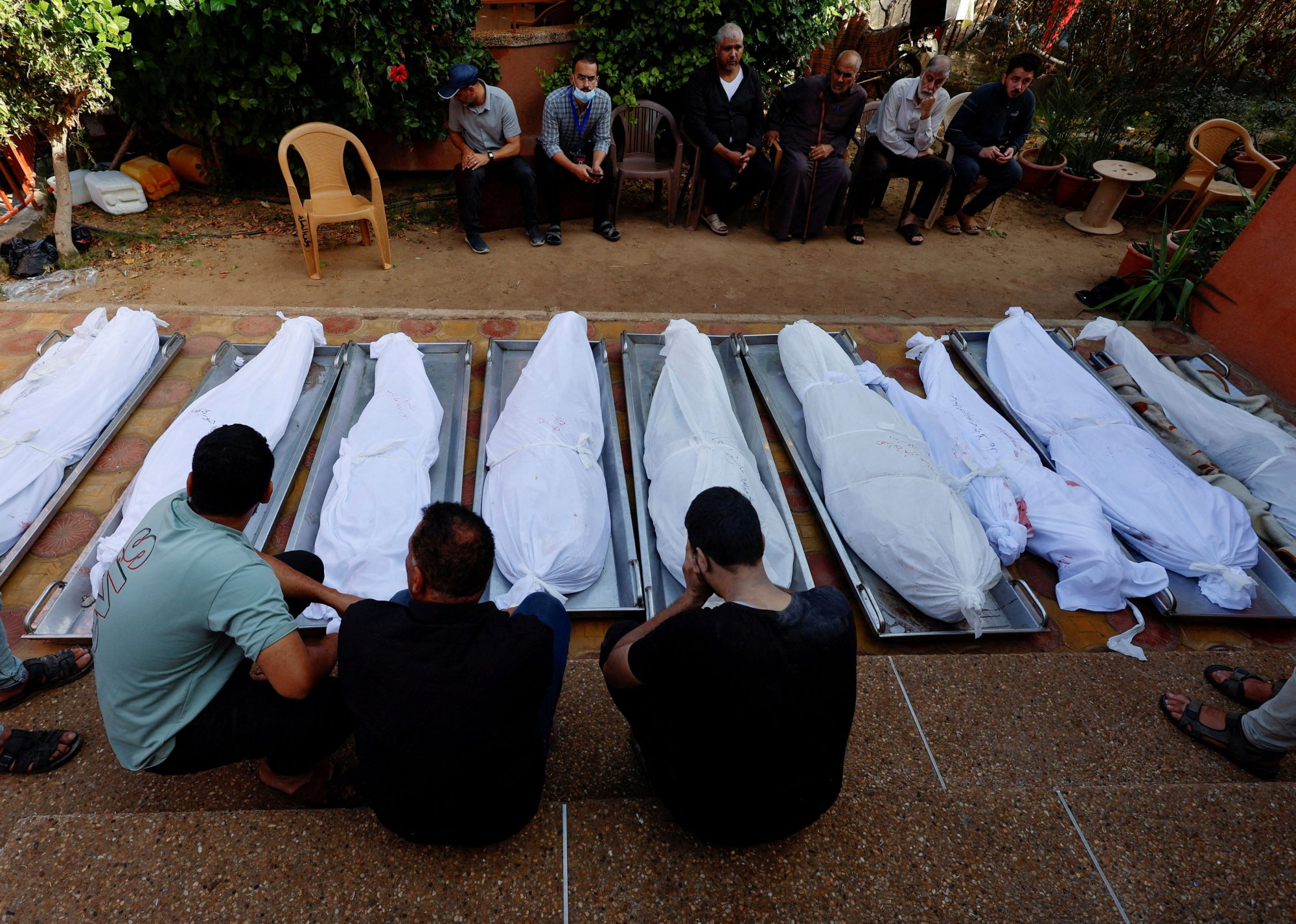 Πόλεμος Ισραήλ - Χαμάς: Τυλίγοντας με σάβανο τους νεκρούς στη Γάζα - «Δεν έχω ξαναζήσει κάτι τέτοιο»
