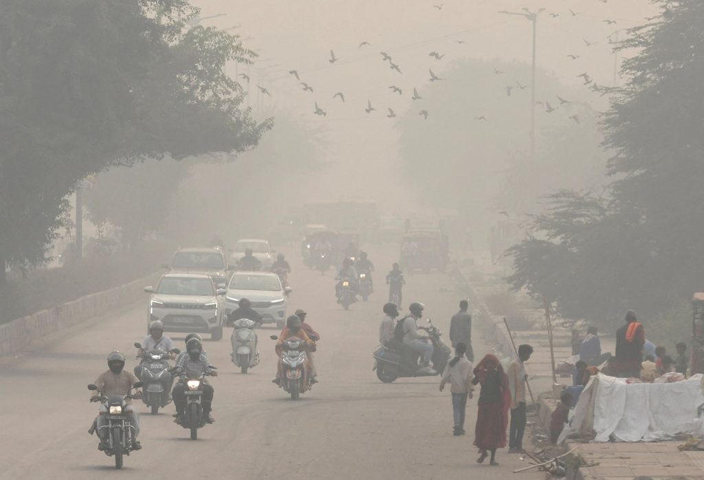 Νέο Δελχί: Ασφυξία από την ατμοσφαιρική ρύπανση – «Λουκέτο» στα σχολεία και «φρένο» στα οχήματα