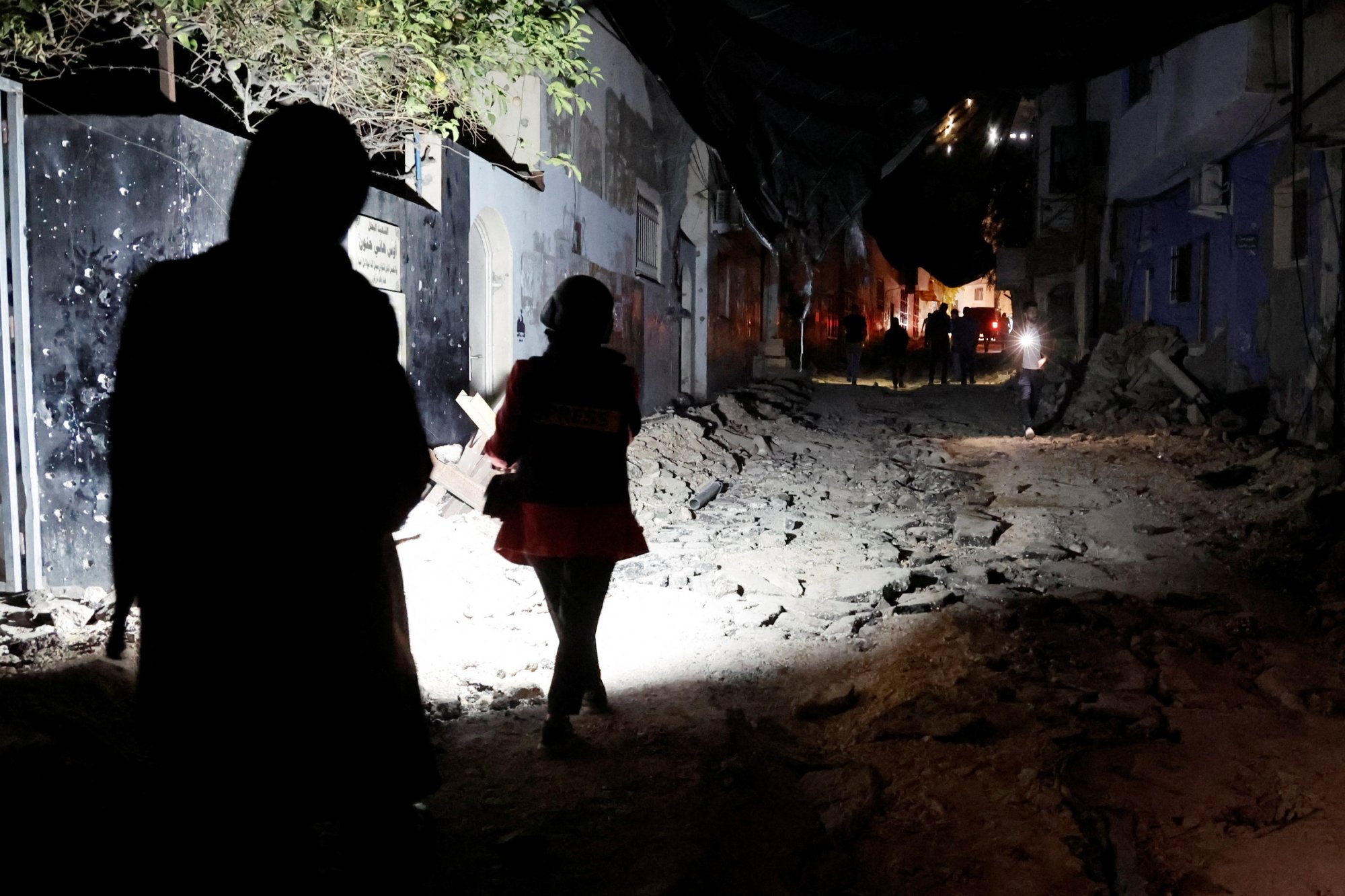 Δυτική Όχθη: «Είδα μια μπάλα φωτιάς να έρχεται» - Μαρτυρία για την ισραηλινή επίθεση σε γραφεία της Φατάχ