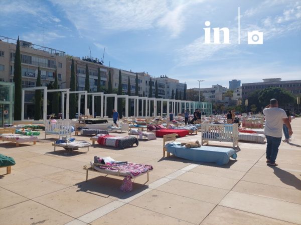 Εκατοντάδες άδεια κρεβάτια και κούνιες περιμένουν τους ομήρους που έχει πιάσει η Χαμάς