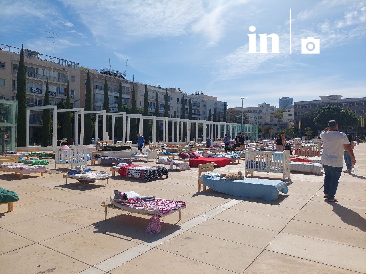 Εκατοντάδες άδεια κρεβάτια και κούνιες περιμένουν τους ομήρους που έχει πιάσει η Χαμάς