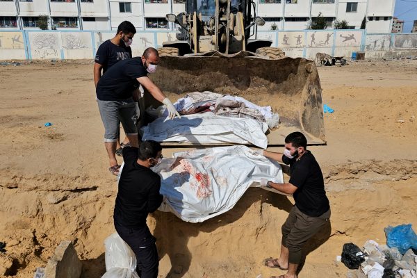 Γάζα: «Σκυλιά τρώνε πτώματα στους δρόμους» – «Αφήστε μας να τους θάψουμε»