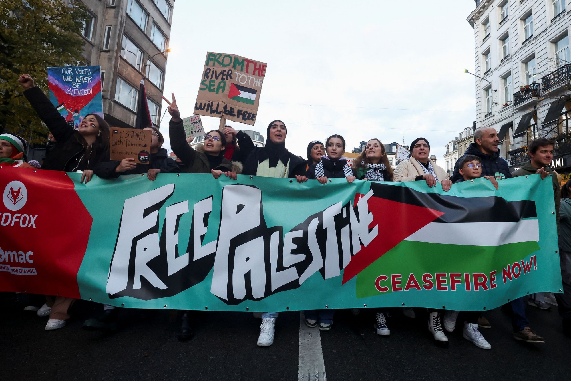 Γάζα: Μαζικές πορείες υπέρ των Παλαιστινίων στην Ευρώπη