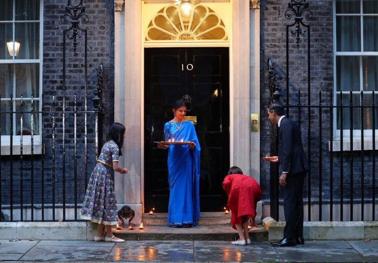 Βρετανία: Πιο πλούσια κι από τη βασιλική οικογένεια η σύζυγος του Σούνακ