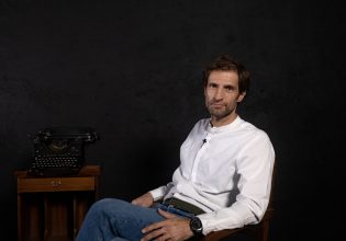 O Mάξιμος Μουμούρης είναι ο Κωνσταντίνος Λαμπρόπουλος στη Γη της Ελιάς