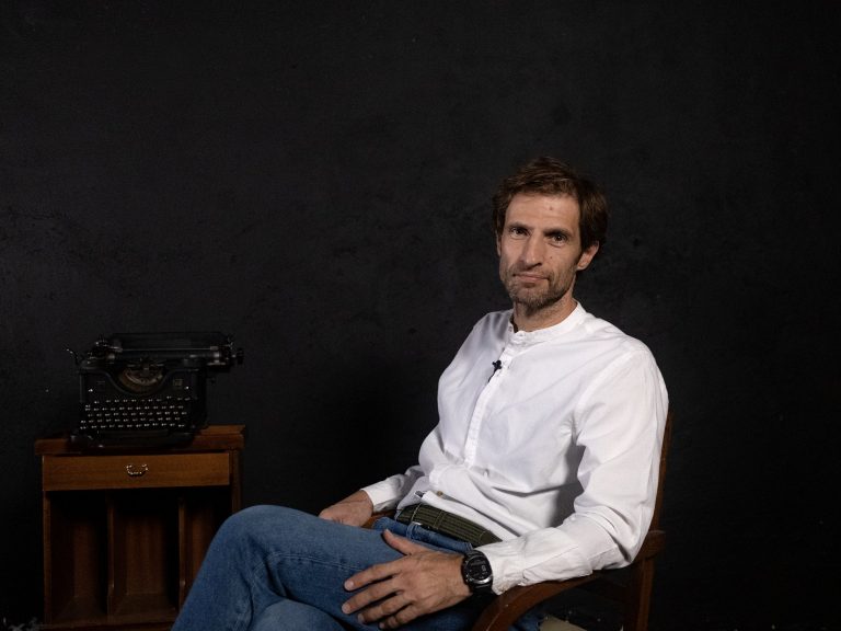 O Mάξιμος Μουμούρης είναι ο Κωνσταντίνος Λαμπρόπουλος στη Γη της Ελιάς