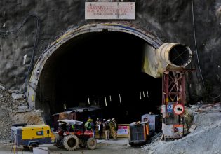 Ινδία: Αγώνας δρόμου για τη διάσωση των εγκλωβισμένων εργατών – «Θα χρειαστούν ακόμη 40 ως 48 ώρες»