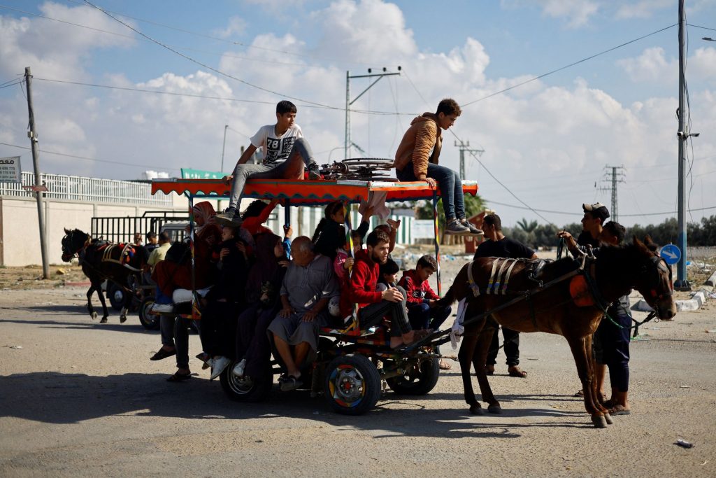 Γάζα: «Αν σου έπεφτε κάτι και έσκυβες, θα σε πυροβολούσαν» – Παλαιστίνιοι περιγράφουν τον εκτοπισμό τους