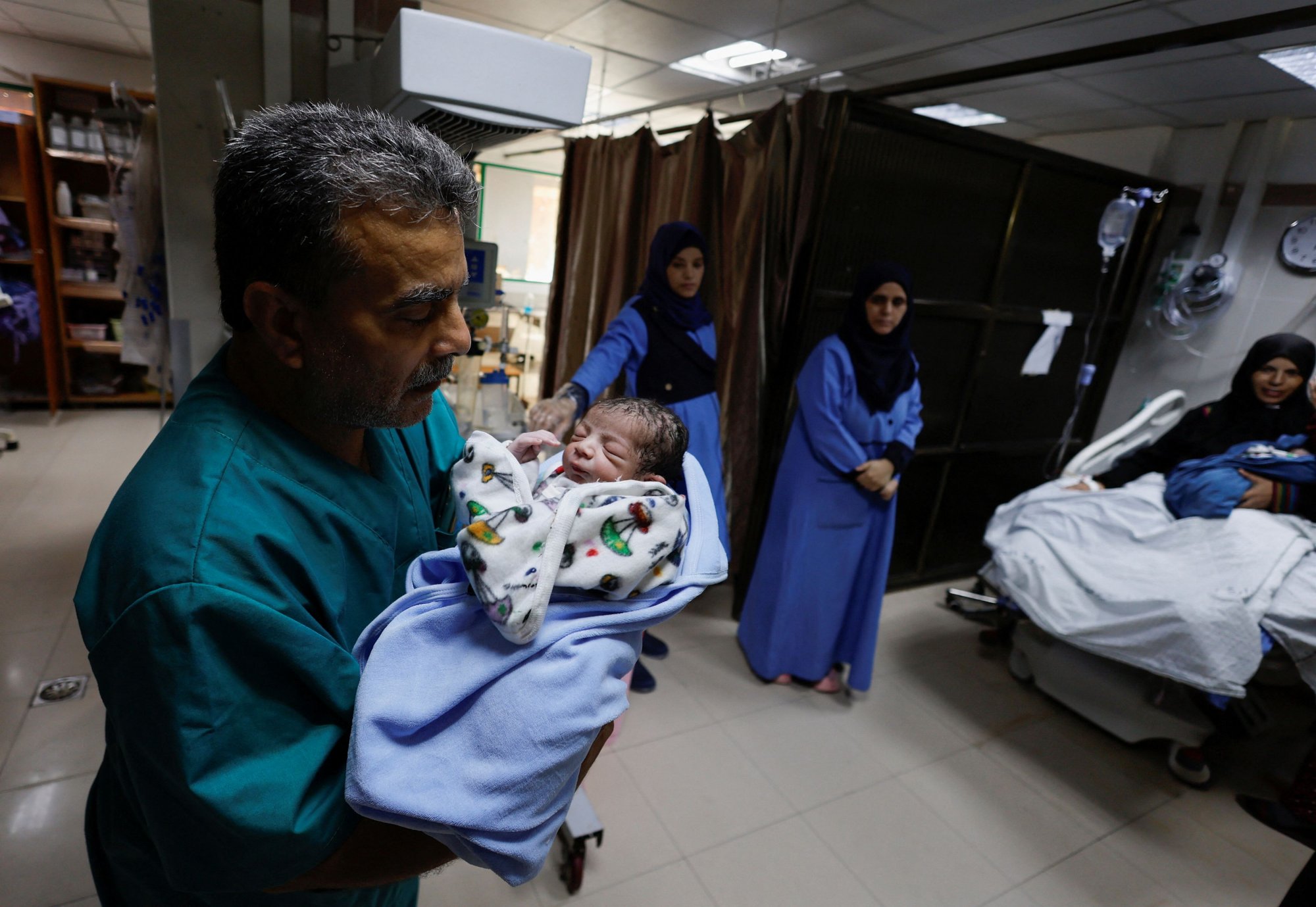 Η Παλαιστινιακή Ερυθρά Ημισέληνος απομάκρυνε τα πρόωρα βρέφη από το νοσοκομείο al-Shifa στη Γάζα
