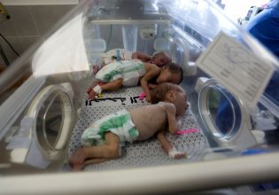 Πόλεμος στη Γάζα: Εικόνες «γροθιά στο στομάχι» από την μεταφορά των βρεφών στην Αίγυπτο