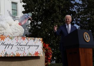 Ο Τζο Μπάιντεν έδωσε χάρη στις γαλοπούλες και μπέρδεψε… την Τέιλορ Σουίφτ με την Μπρίτνεϊ Σπίαρς