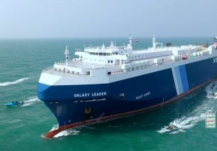 Bloomberg: Οι θαλάσσιοι κίνδυνοι στον Κόλπο του Άντεν αναγκάζουν τα πλοία να αλλάξουν δρομολόγιο
