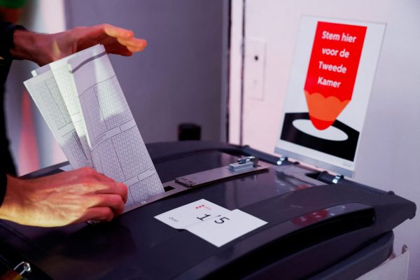 Ολλανδία: Άνοιξαν οι κάλπες για τις βουλευτικές εκλογές – Αμφίρροπη η μάχη για τον διάδοχο του Μαρκ Ρούτε
