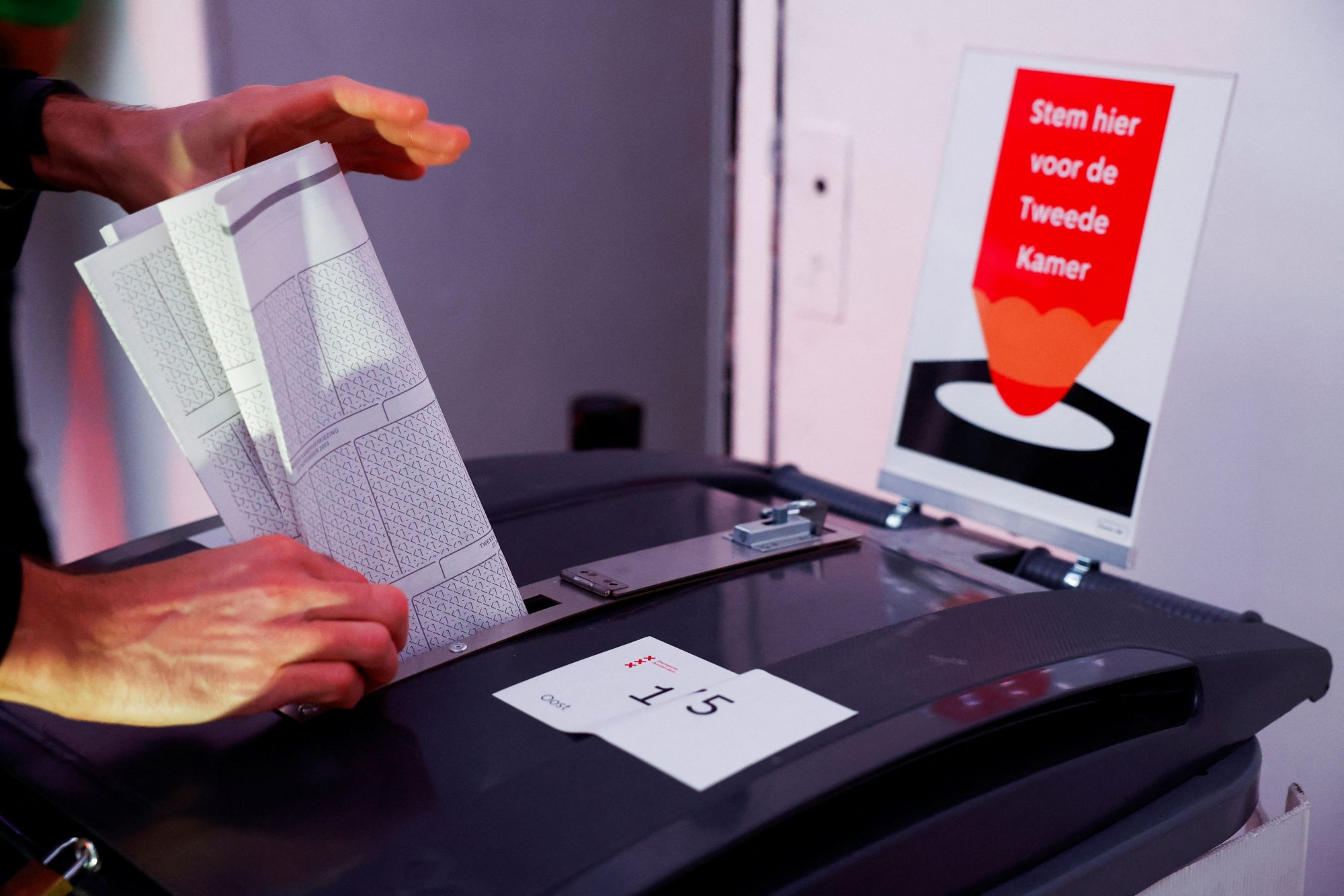 Ολλανδία: Άνοιξαν οι κάλπες για τις βουλευτικές εκλογές - Αμφίρροπη η μάχη για τον διάδοχο του Μαρκ Ρούτε
