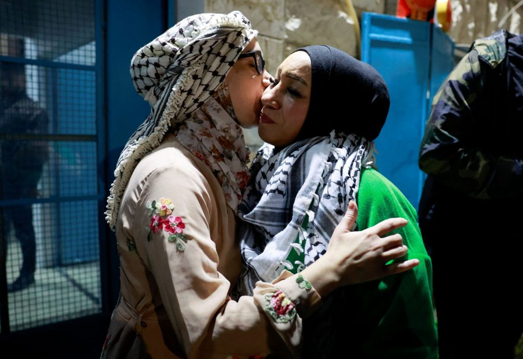Δ. Όχθη: Οι στιγμές της απελευθέρωσης των Παλαιστίνιων γυναικών και παιδιών κρατουμένων