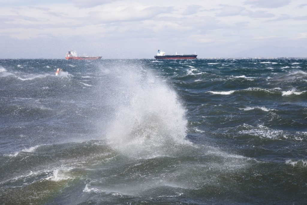 Αίγινα: Τα πλάνα από την τιτάνια προσπάθεια πλοίου να δέσει στο λιμάνι – Έσπασε τζάμι