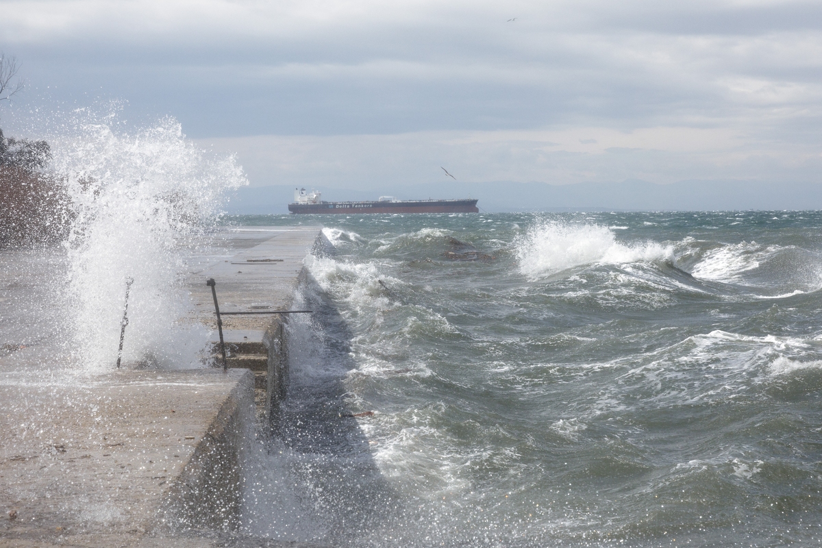 Bad weather: Wind rages in Thessaloniki – “Velos” at mercy of raging waves