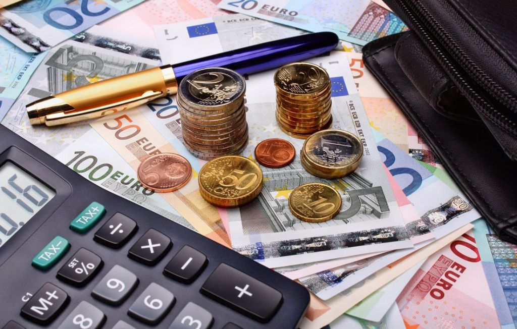 Φοροελαφρύνσεις και ενισχύσεις εισοδημάτων 1,6 δισ. ευρώ το 2024