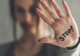 Σοκάρει έρευνα για την έμφυλη βία στην Ελλάδα – Το 90% των γυναικών λέει πως είναι «πολύ συχνή»