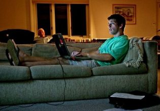 Ελλάδα: Δεν μπορούν να φύγουν από το πατρικό τους οι νέοι – 7 στους 10 ζουν με τους γονείς τους